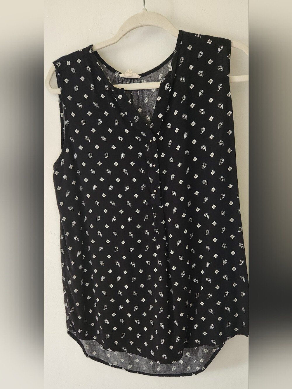 Black Sleeveless Printed V-Neck Women's Top Size Medium